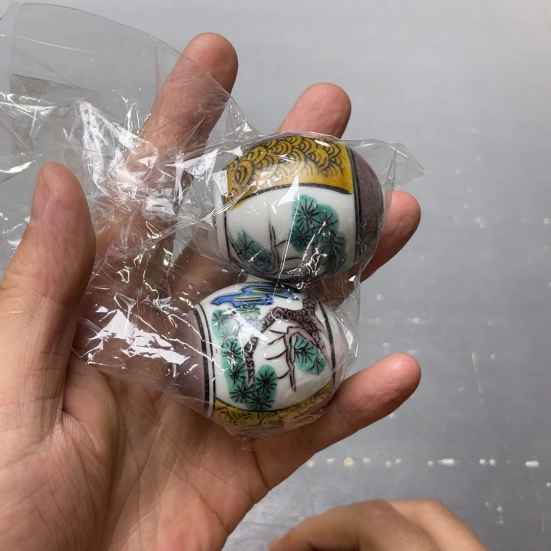 东***条瓷片密密麻麻地铺满一