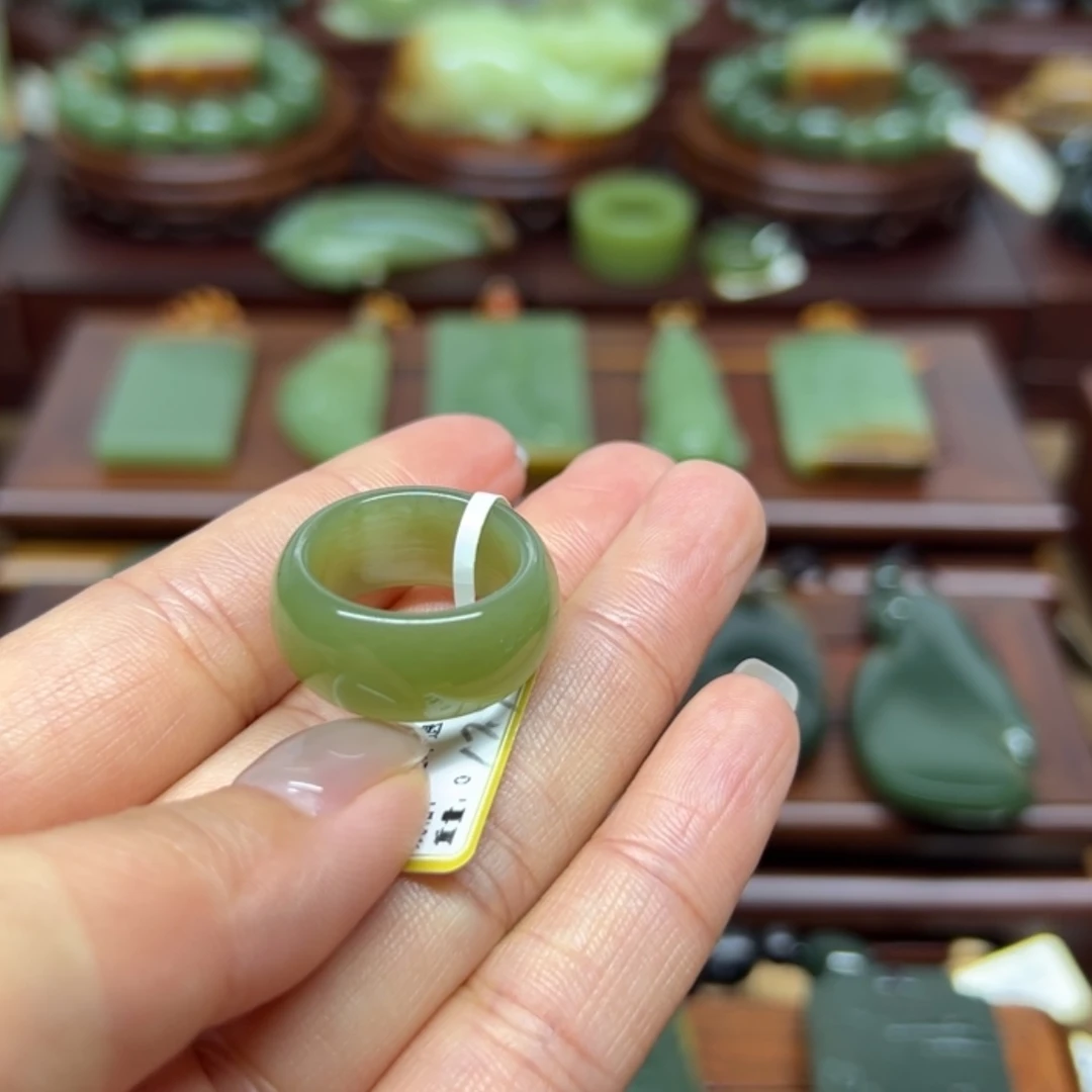 【闪购商品】未镶嵌岫岩老玉（透闪石质玉）把件b****x口径17指环