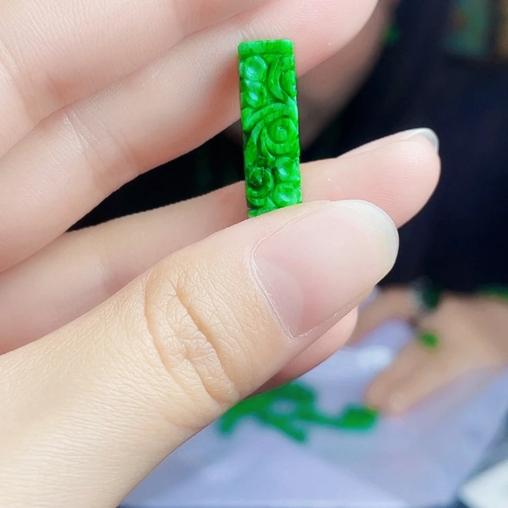 翡翠未镶嵌颈饰多样性