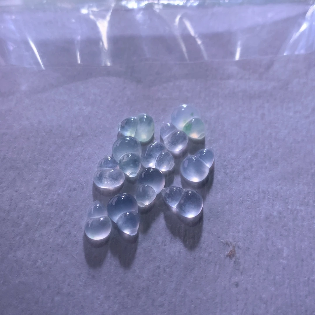 翡翠未镶嵌颈饰一手