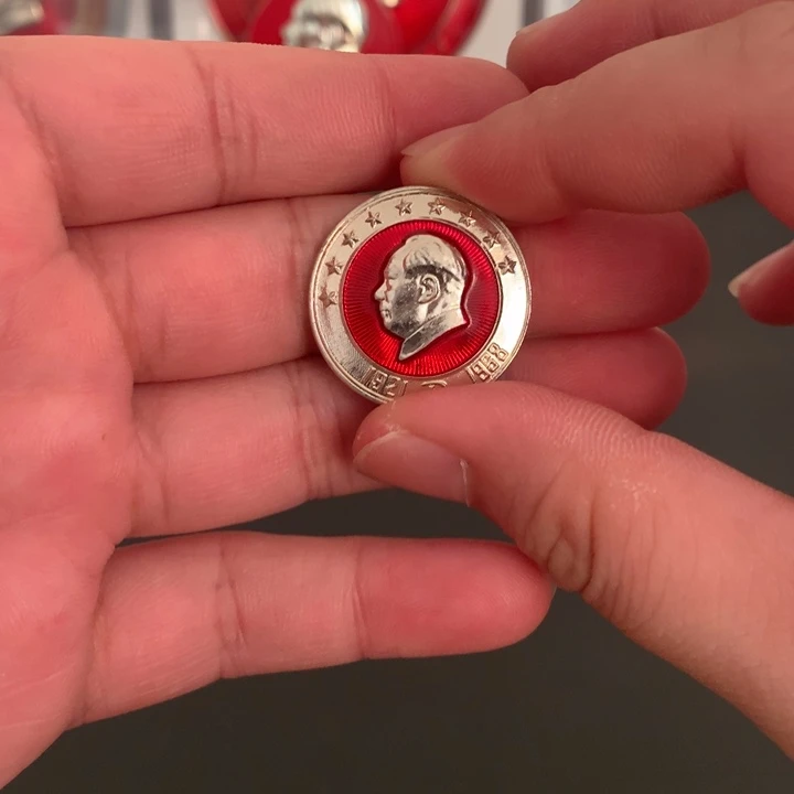 其他普通金属红章2.6cm银色九大。