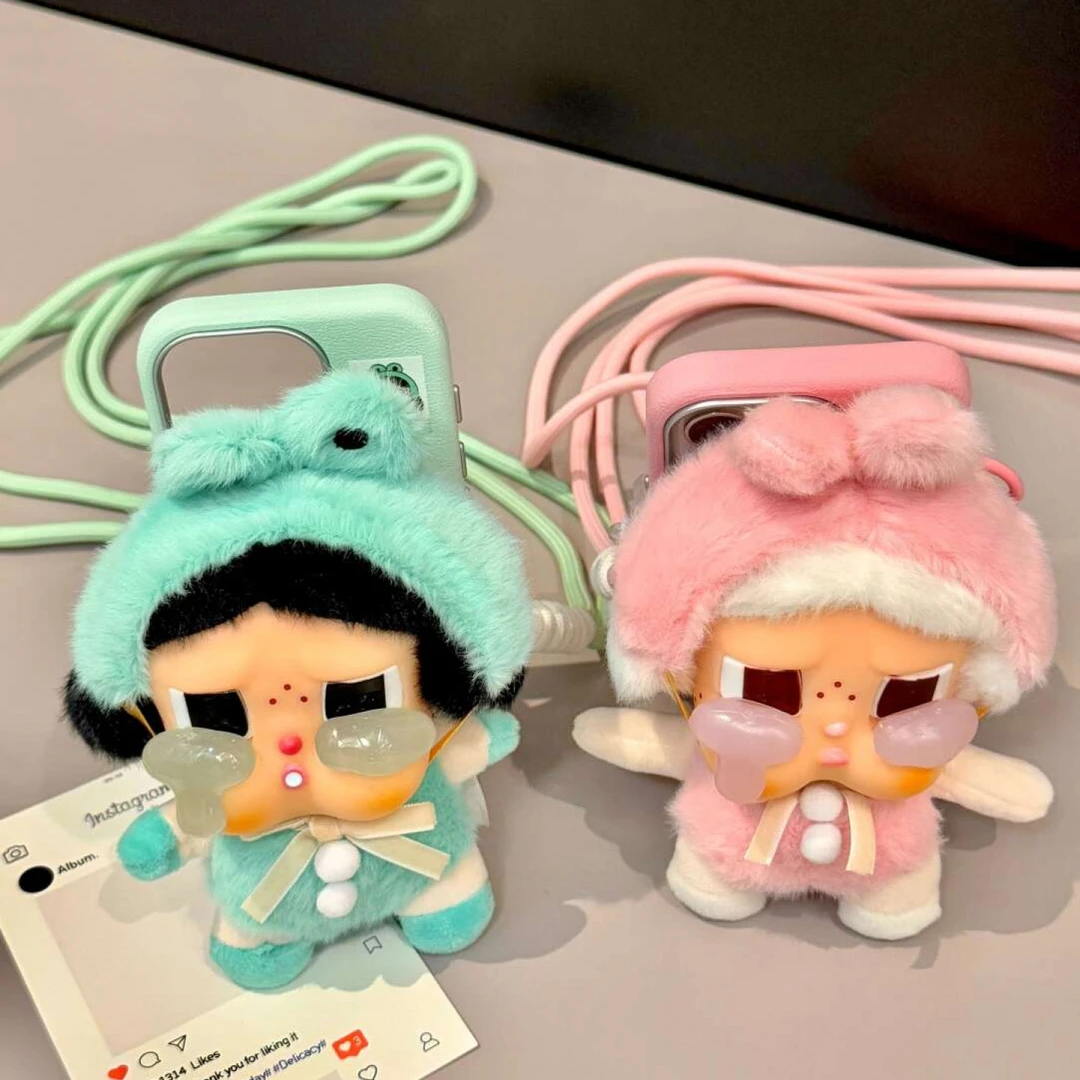 日韩可爱毛绒公仔哭娃背夹适用iphone16promax苹果15手机壳斜跨14