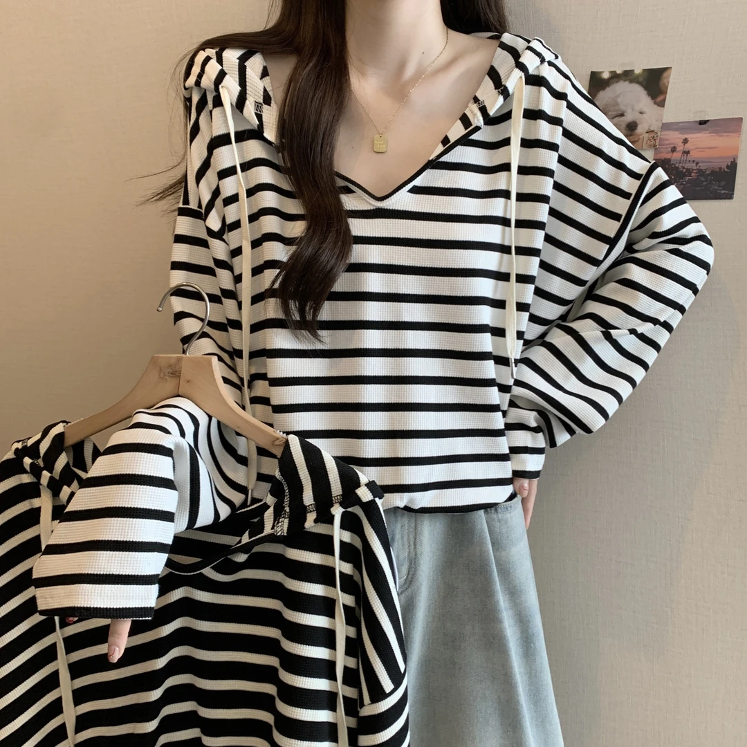 新品大码女装小众设计感宽松休闲V领连帽T恤慵懒风显瘦上衣