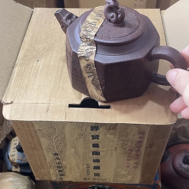 茶壶紫砂泥料手工制作的一把紫砂壶。