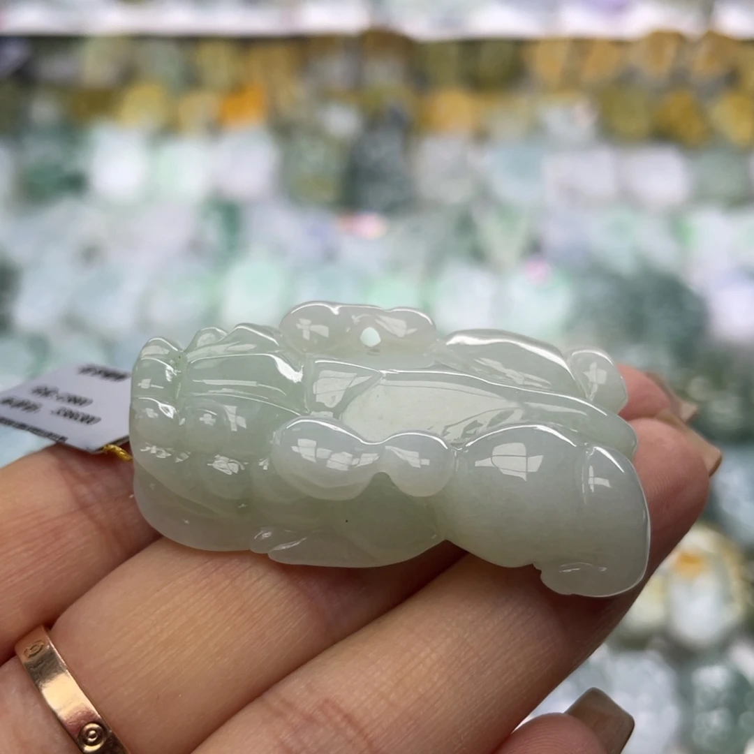 翡翠未镶嵌颈饰貔貅