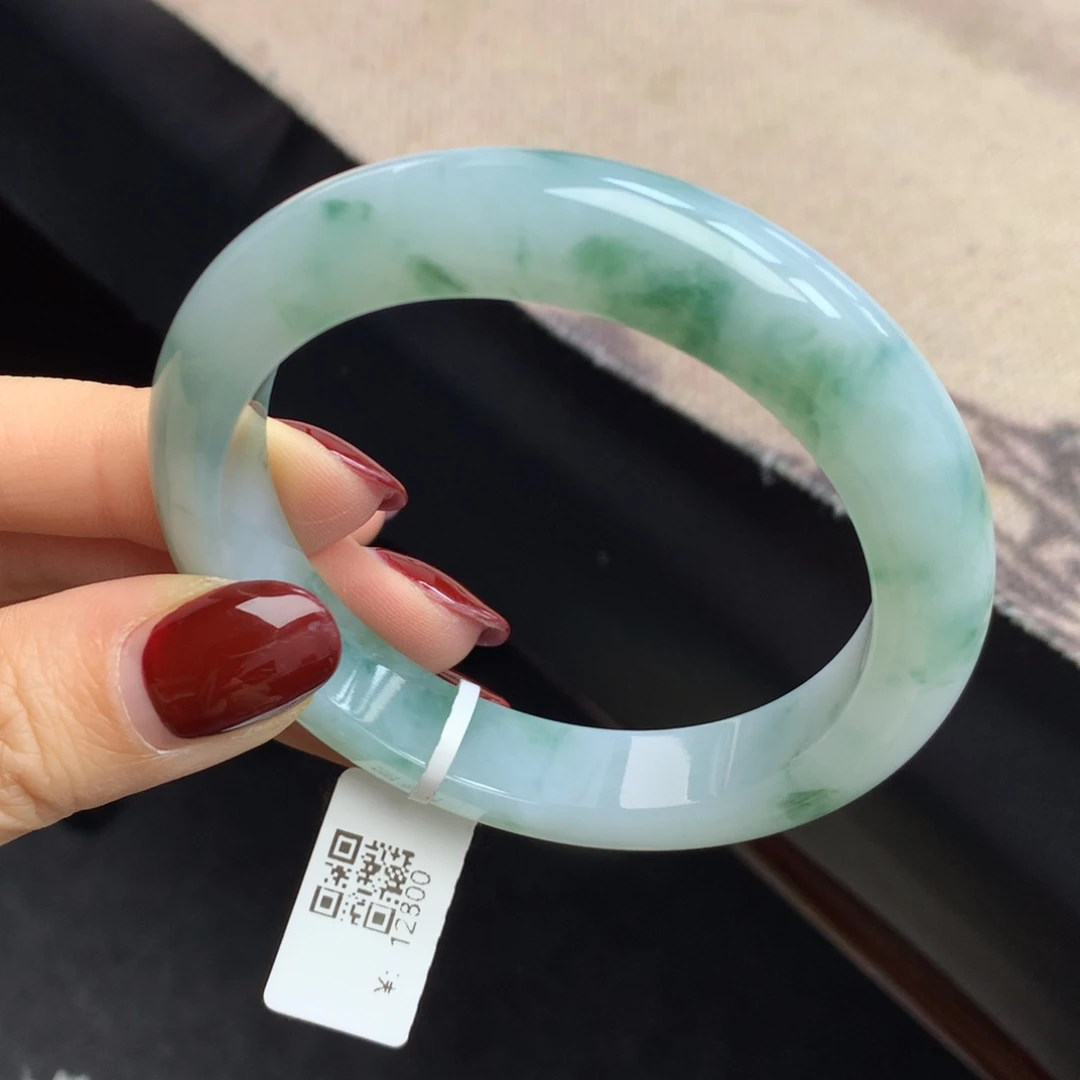 翡翠未镶嵌手镯飘绿