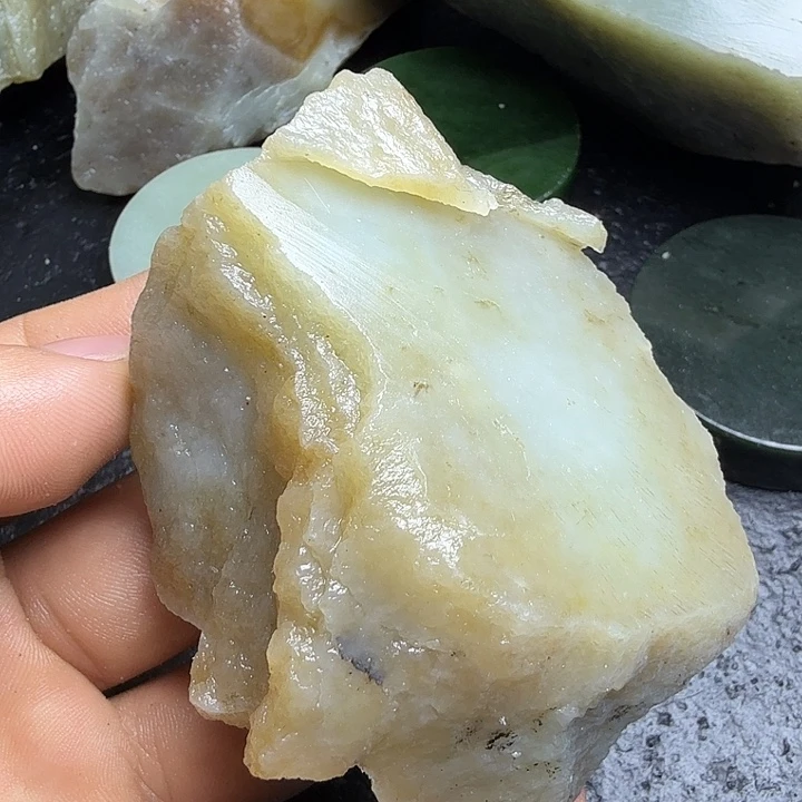 和田玉（糖玉）未镶嵌珠宝奇石