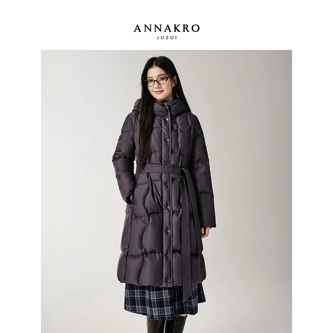 玖姿·安娜蔻棋盘格肌理连帽收腰中长款鹅绒羽绒服25冬款KWFD03207