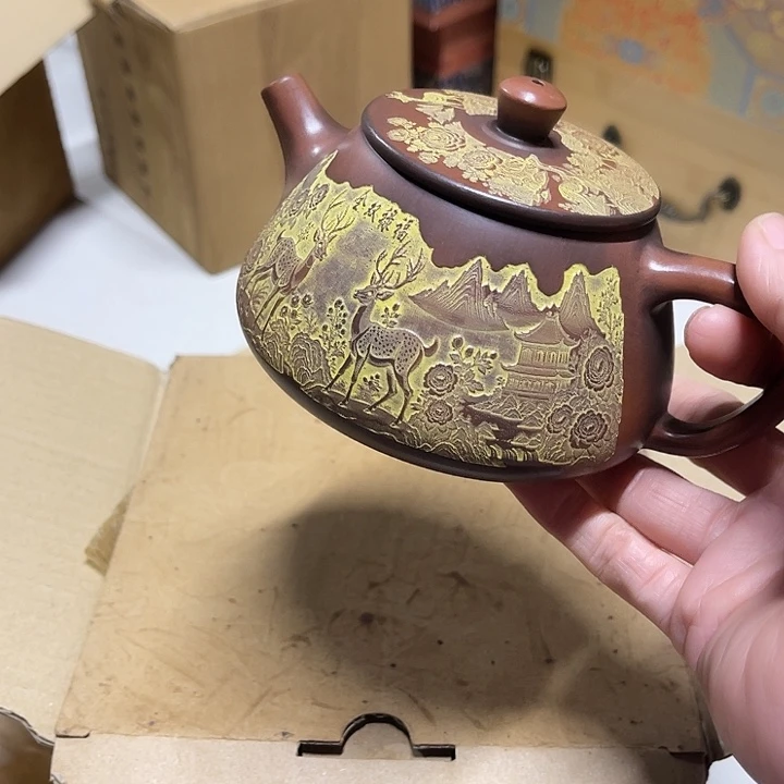 茶壶紫砂原矿泥料手工制作的一把紫砂壶。