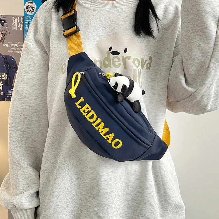 新款春季斜挎包男女款时尚潮流可爱熊猫挂件休闲百搭单肩情侣包包