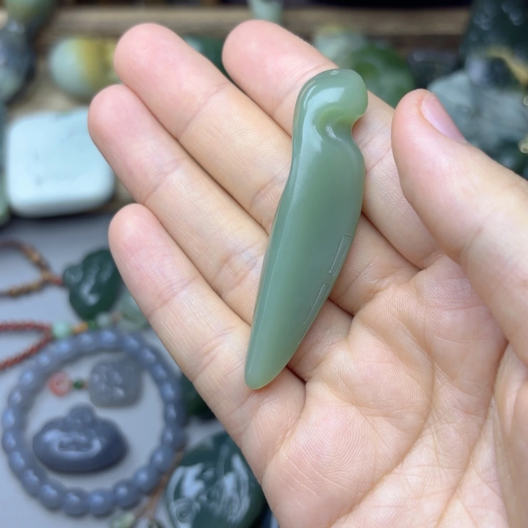 爱***新颈饰未镶嵌透闪石质玉