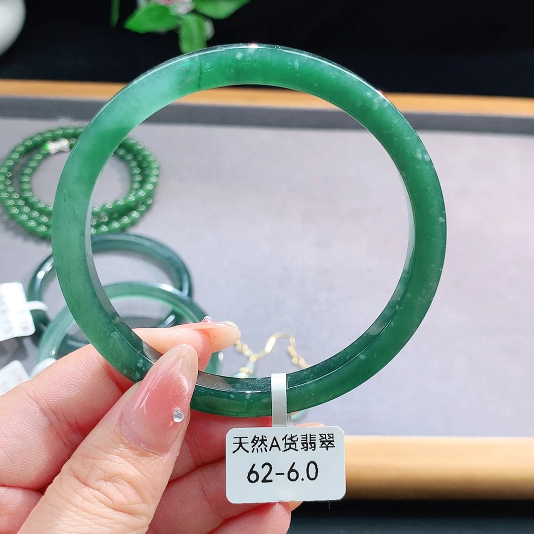 未镶嵌手镯（圆镯）翡翠