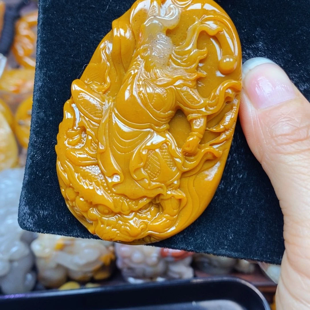 未镶嵌石英质玉（黄龙玉）颈饰