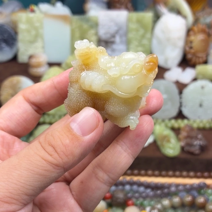 清***在颈饰未镶嵌和田玉