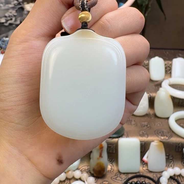 ****1和田玉未镶嵌颈饰