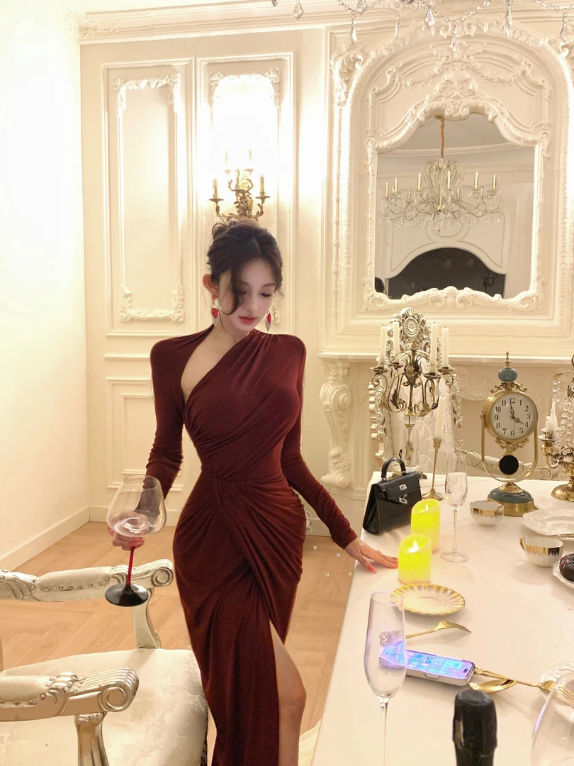 性感斜肩褶皱连衣裙女秋冬设计感收腰修身开叉包臀长裙