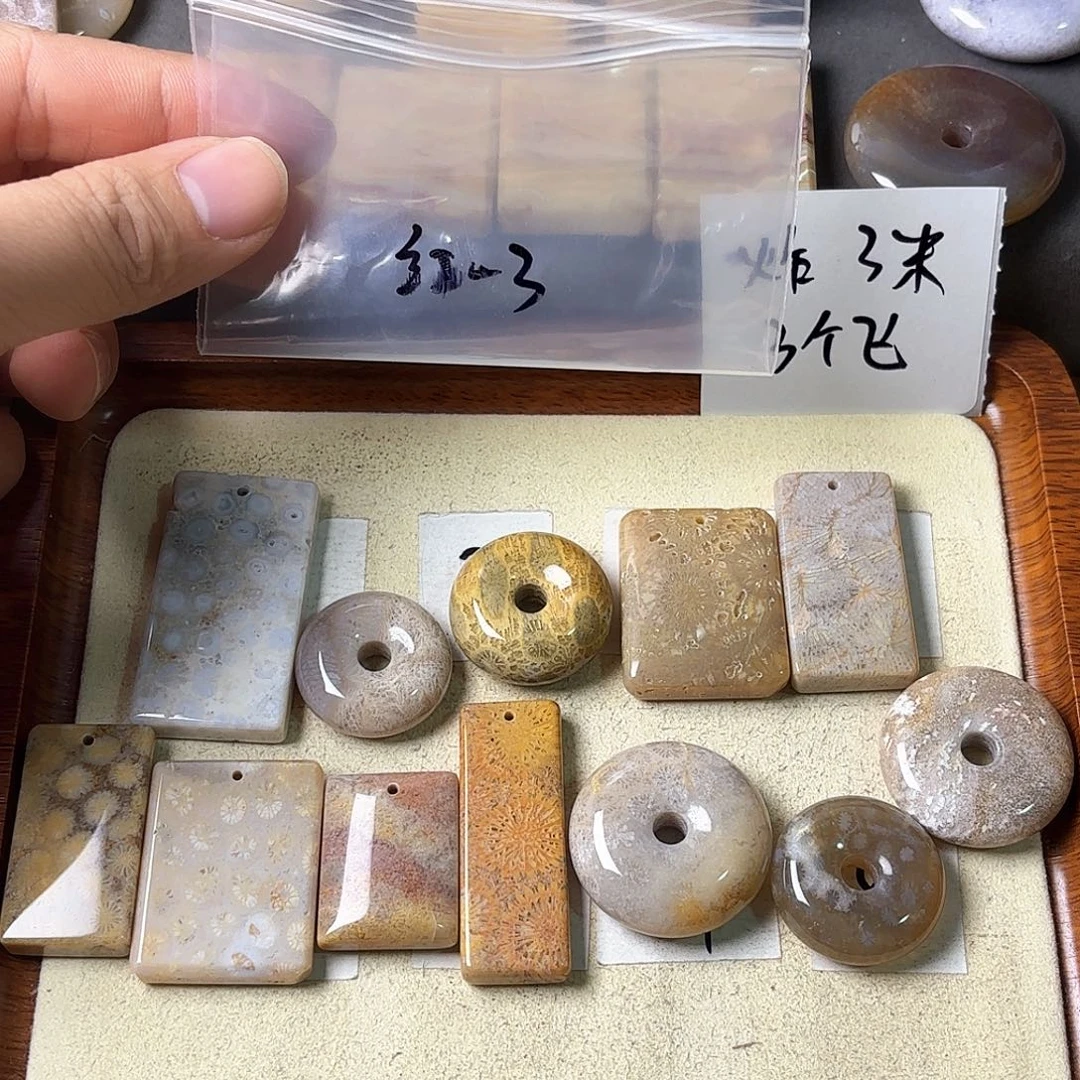 硅化玉颈饰未镶嵌红***头