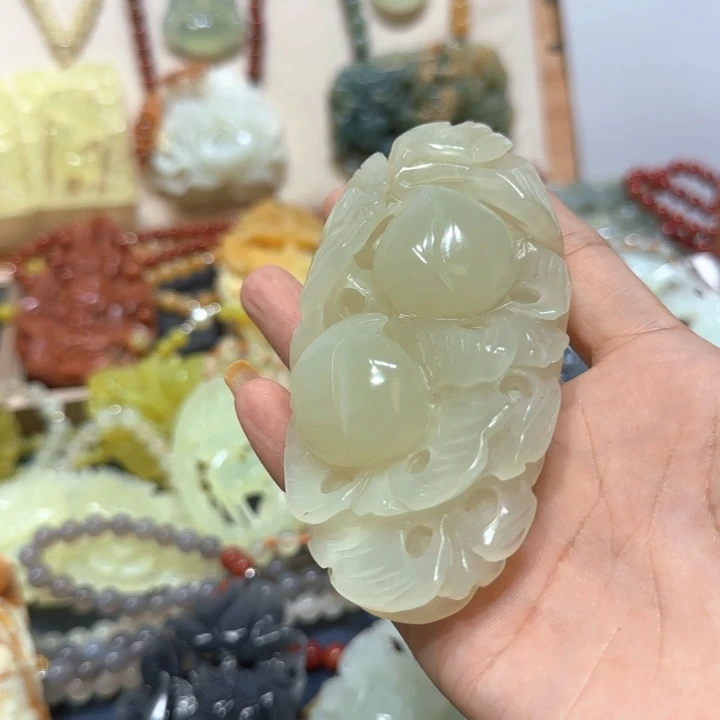 未镶嵌蛇纹石玉吊坠