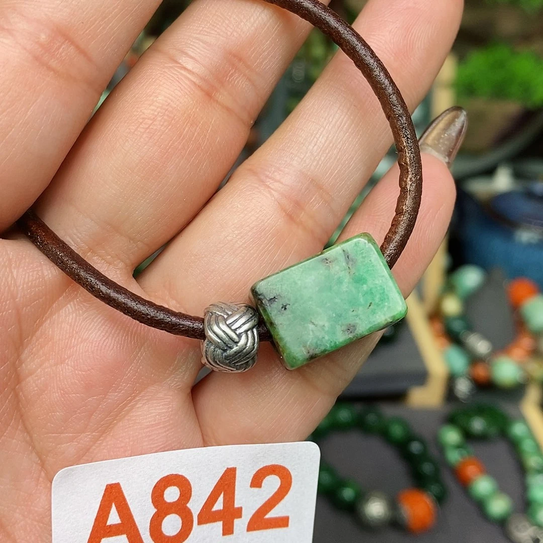 翡翠颈饰未镶嵌漂亮美眉