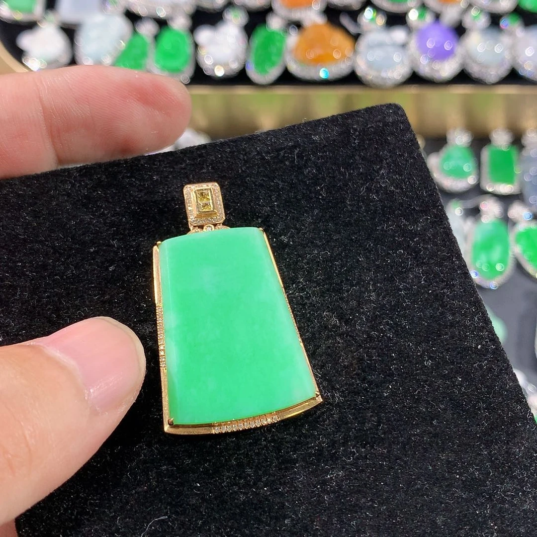 翡翠18K金镶嵌颈饰