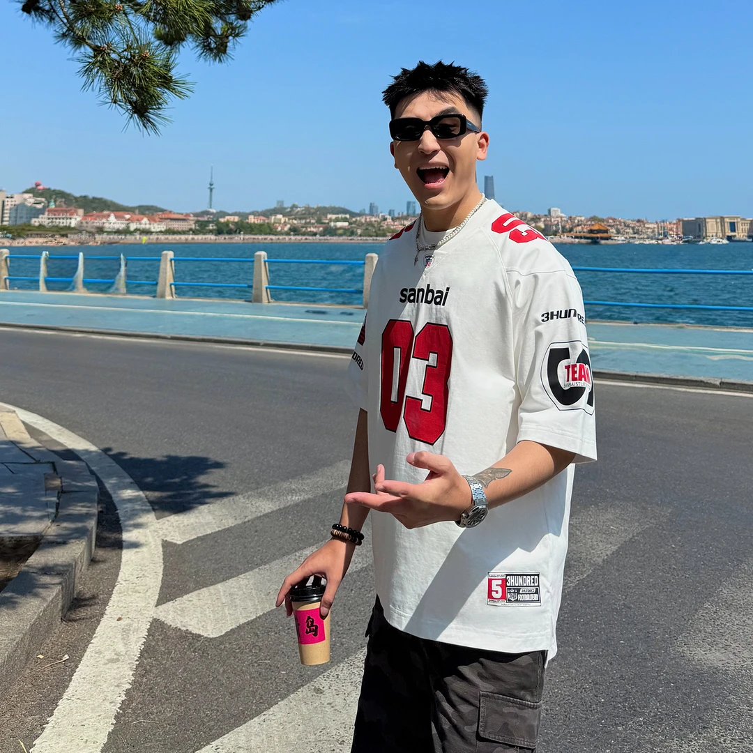 SANBAI 叁佰【赤焰】红白配色字母印花V领球服T恤