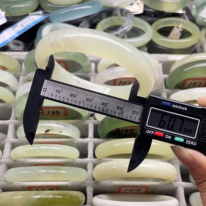 蛇纹石玉未镶嵌手镯143