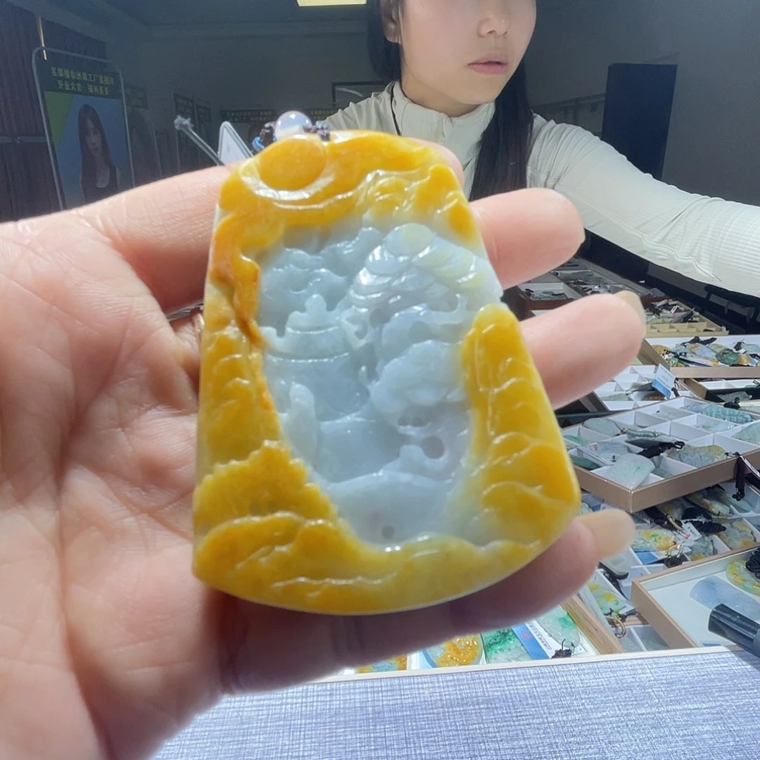 翡翠未镶嵌颈饰一个