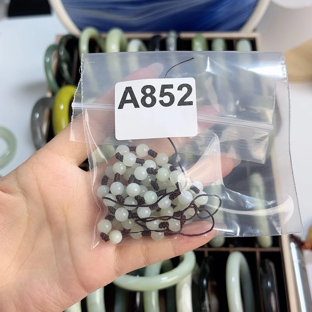 蛇纹石玉手镯未镶嵌陌****?