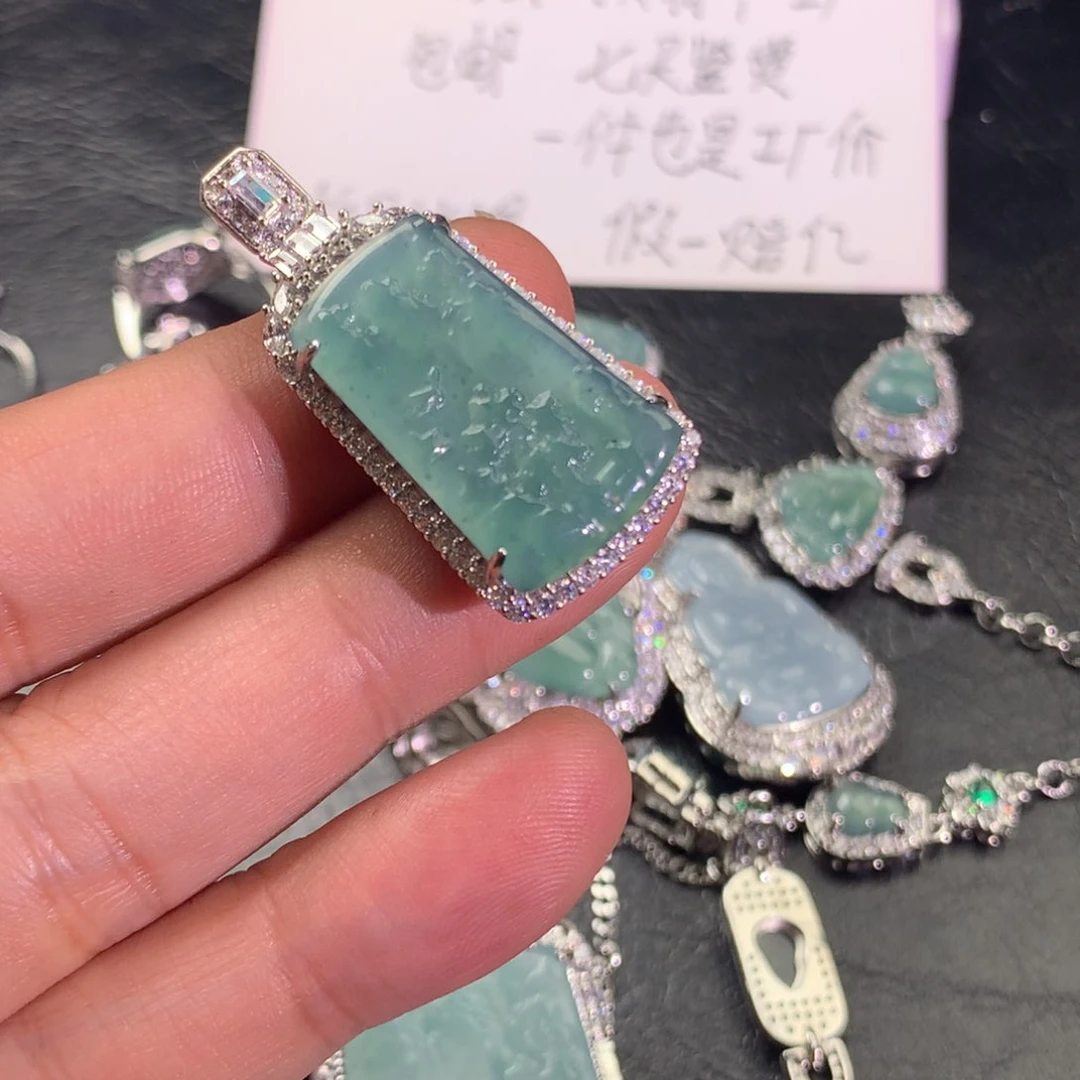 翡翠颈饰未镶嵌山水