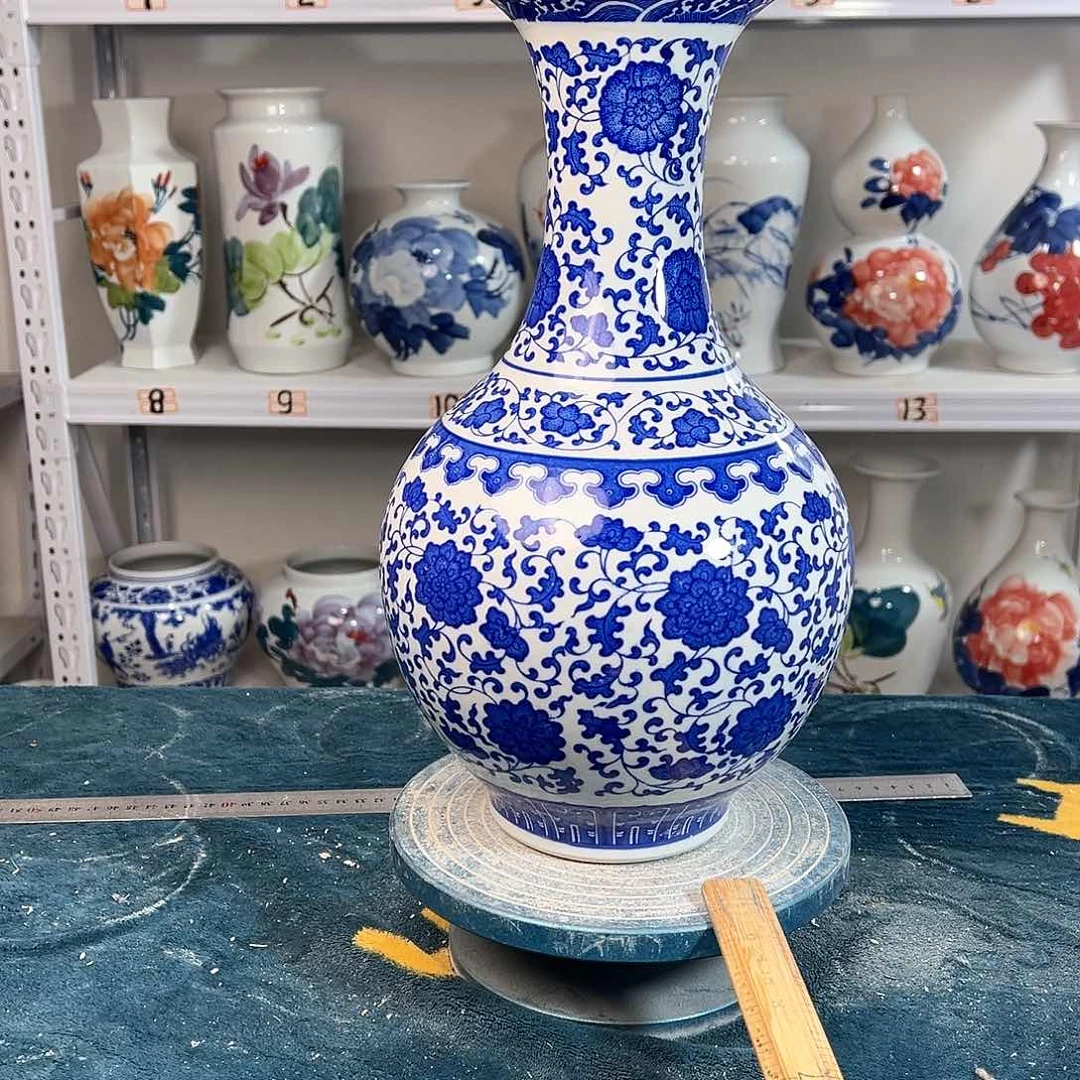 摆件景德镇陶瓷缠枝