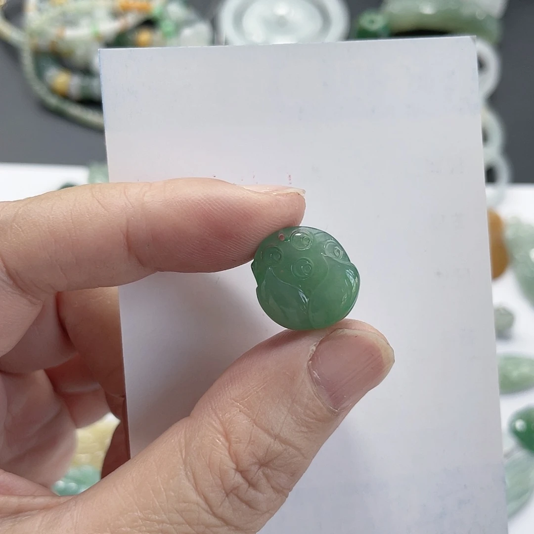 翡翠未镶嵌颈饰莲花