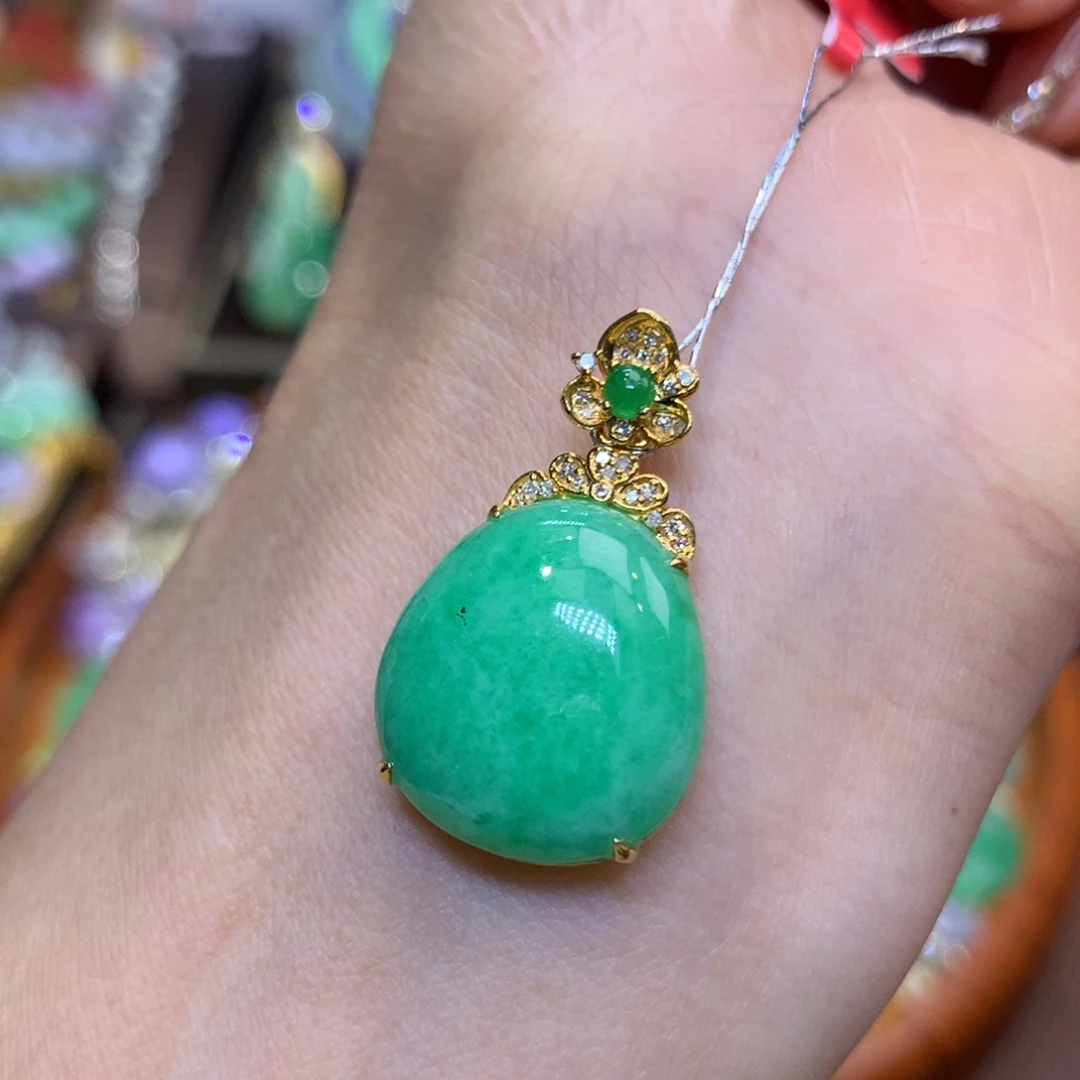 翡翠18K金镶嵌颈饰