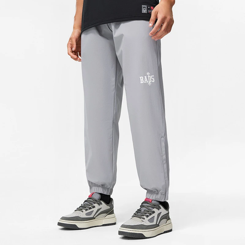 《B品以直播展示为准》李宁男子反伍时尚宽松舒适运动长裤AYKT495