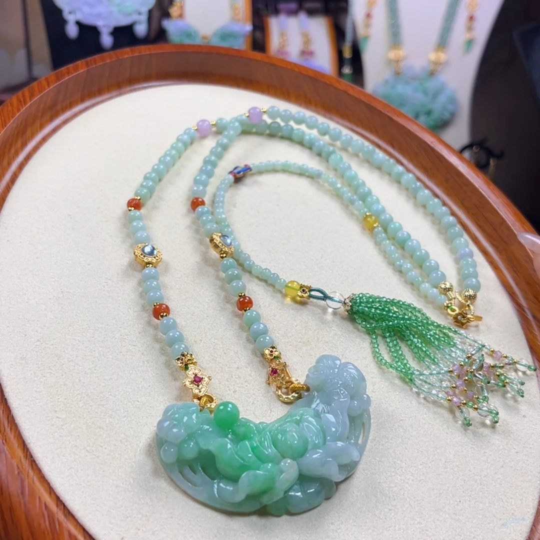 翡翠未镶嵌吊坠(赠链)冰绿