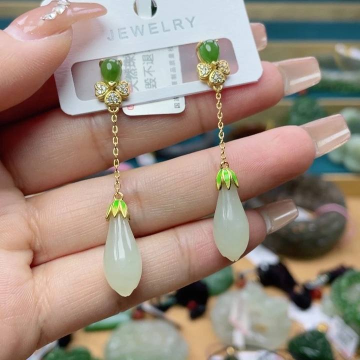 和田玉耳钉54+圈口。编号72银S925镶嵌