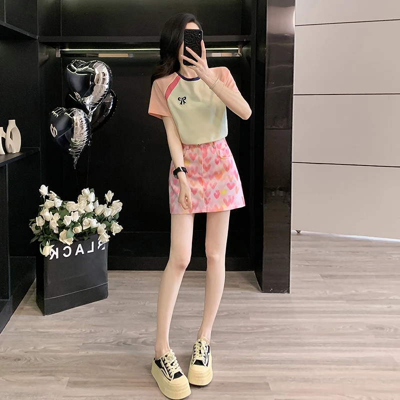 夏日多巴胺粉色休闲牛仔套装女夏季T恤减龄小个子半身裙两件套