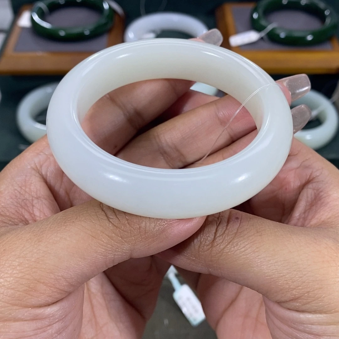 和田玉手镯未镶嵌