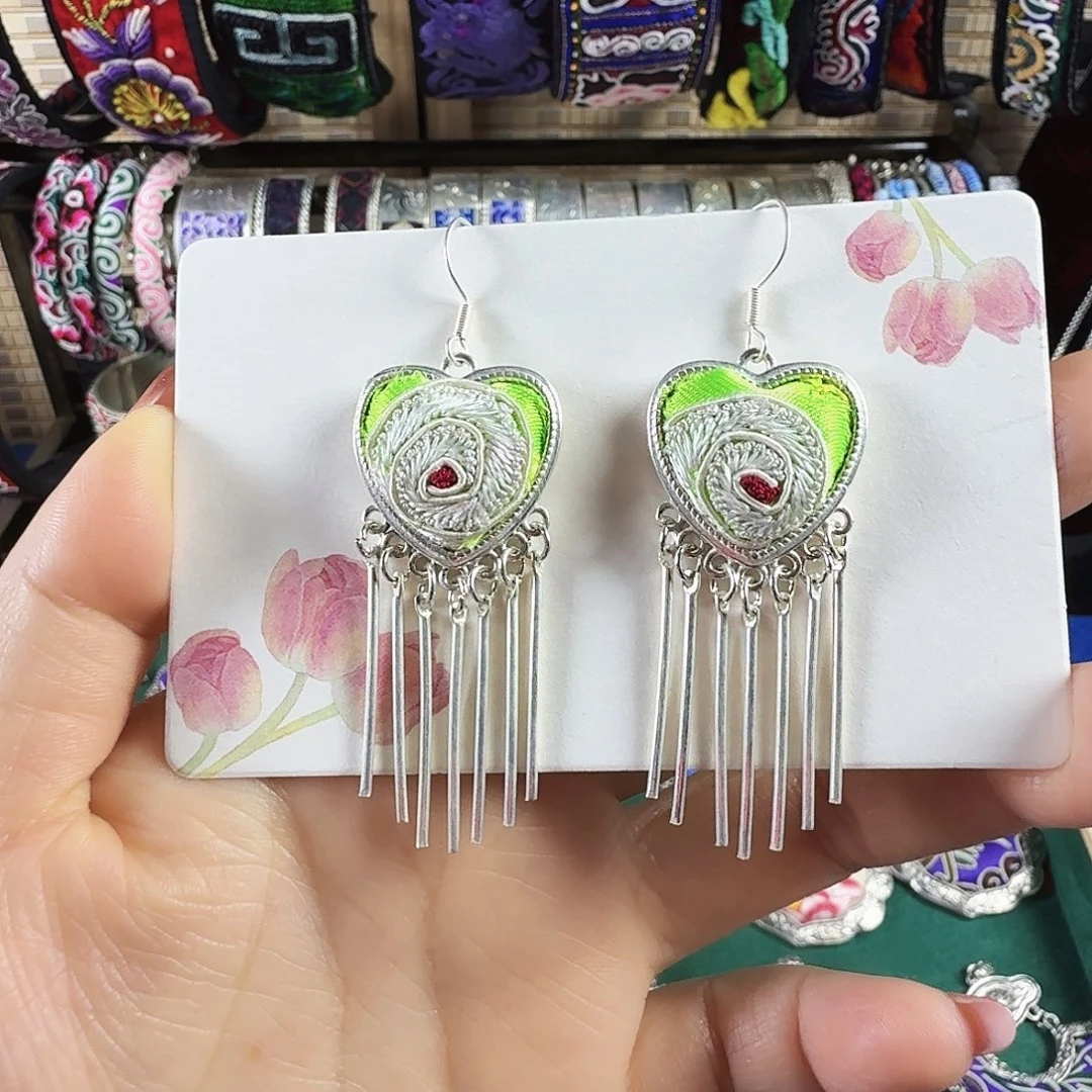 传承非遗刺绣饰品12