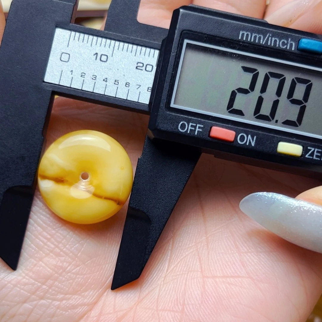 未镶嵌蜜蜡裸石20mm微瑕扣子