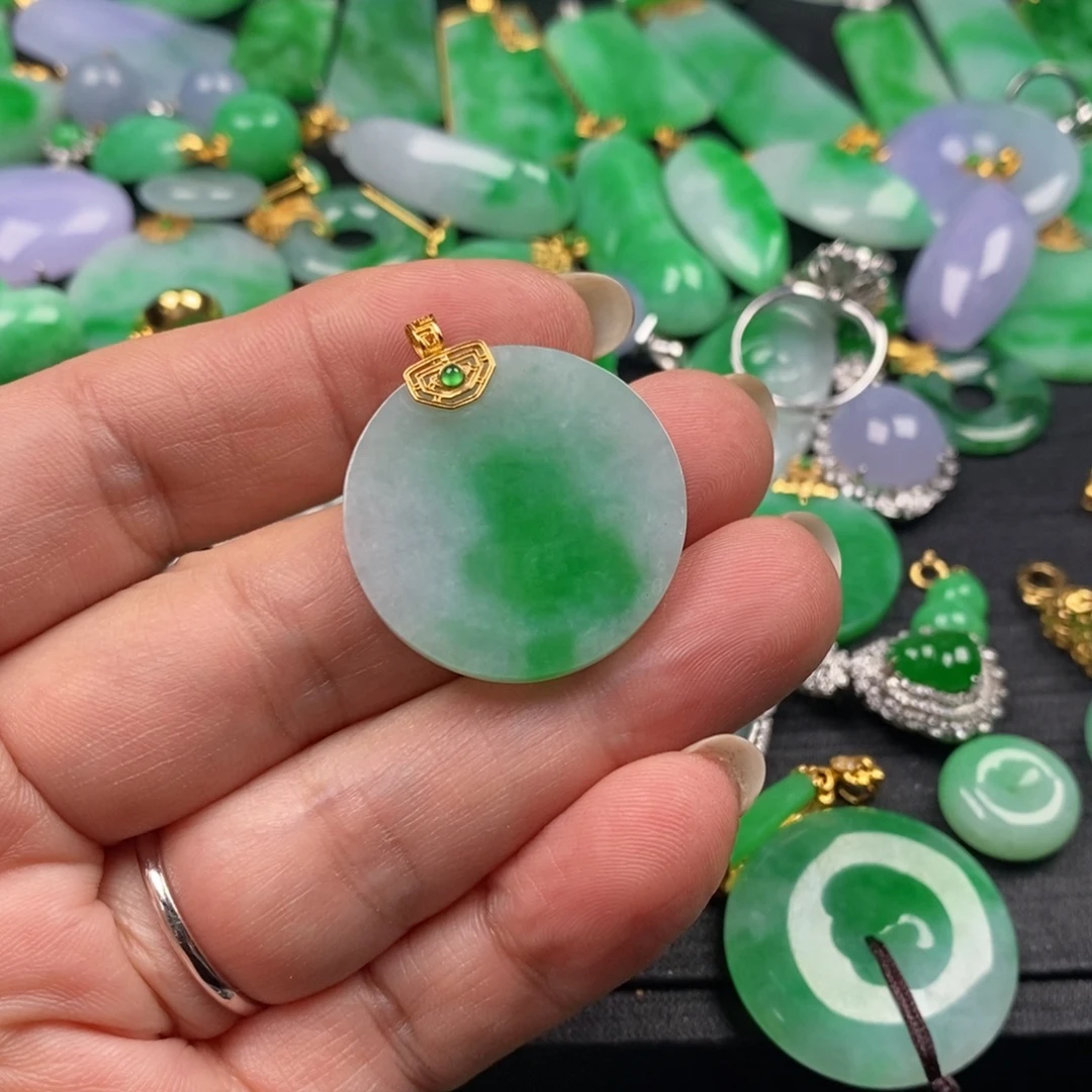 翡翠18K金镶嵌颈饰