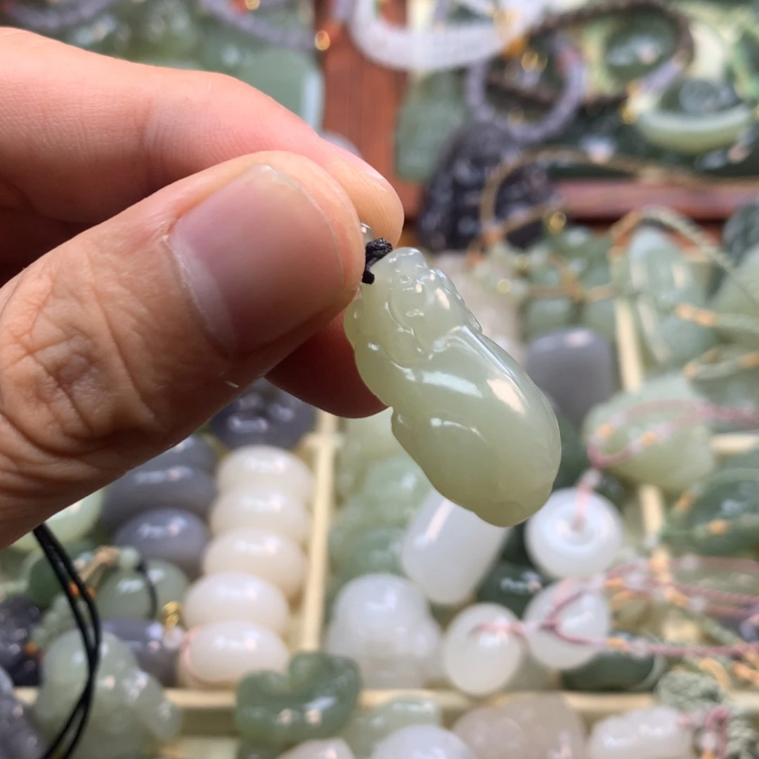 【闪购商品】颈饰未镶嵌和田玉小**?