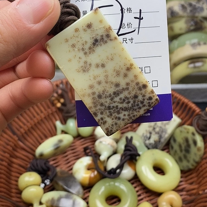 未镶嵌蛇纹石玉颈饰