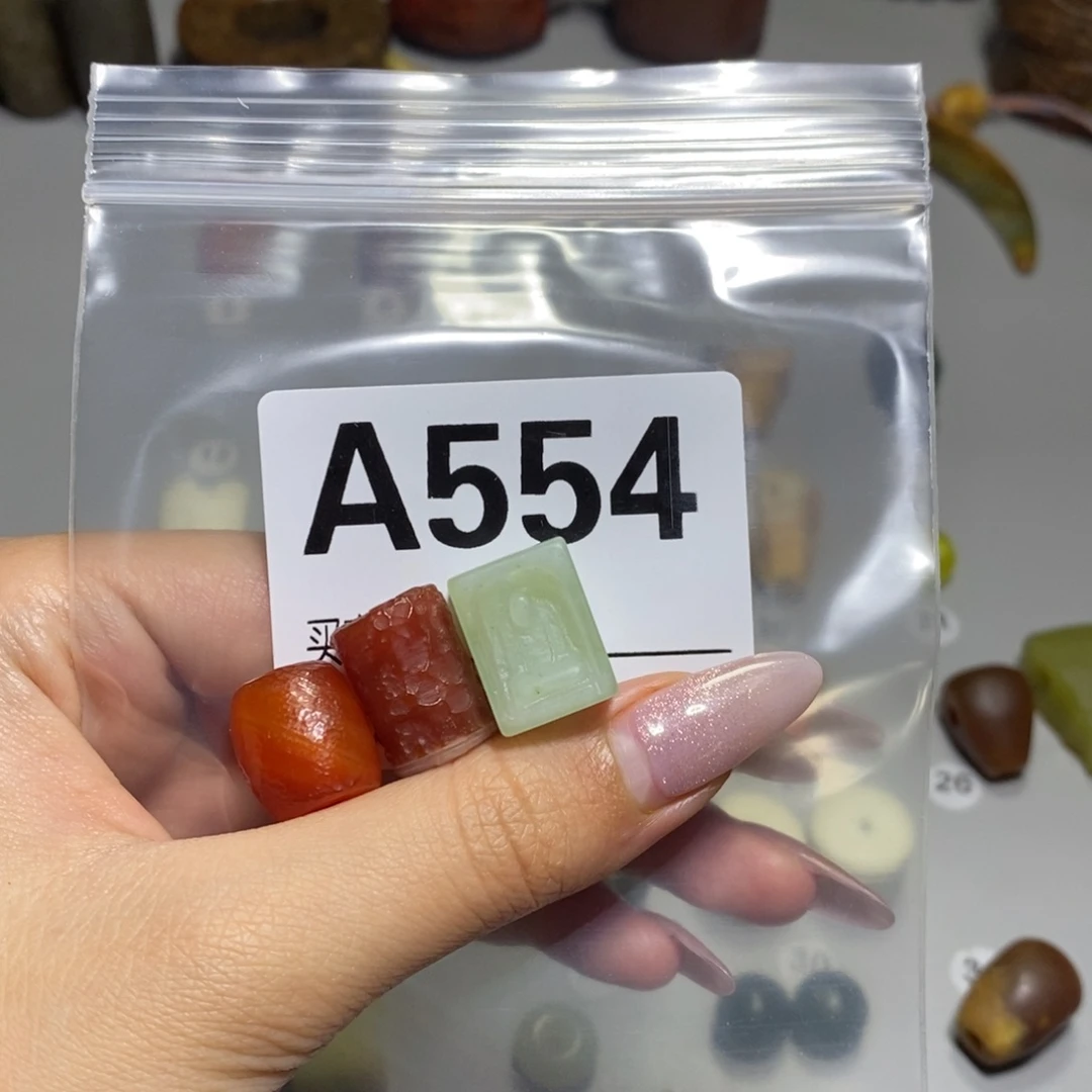 蛇纹石玉合金颈饰海*，