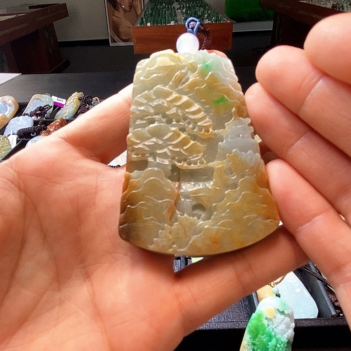 翡翠未镶嵌颈饰一个