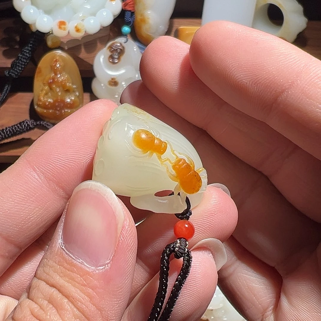 王***猫和田玉未镶嵌颈饰