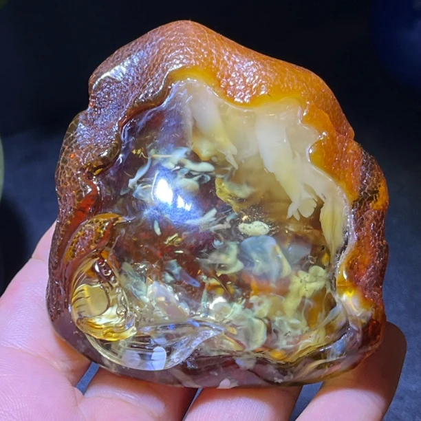 天然琥珀意境吊坠 金妖白荧光蛋花汤