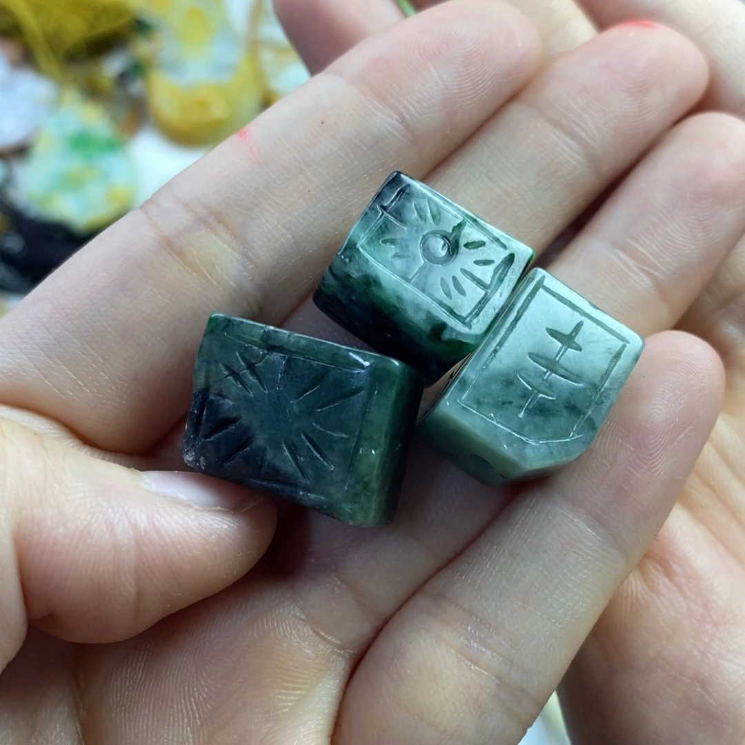 翡翠未镶嵌颈饰树*静