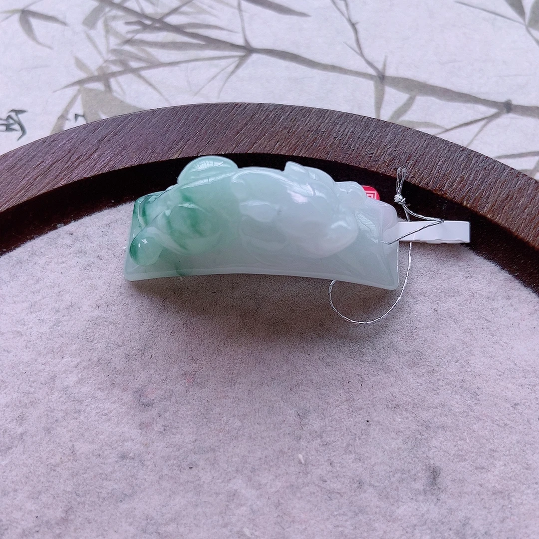 天然翡翠a货冰润飘花貔貅手牌 40×13mm