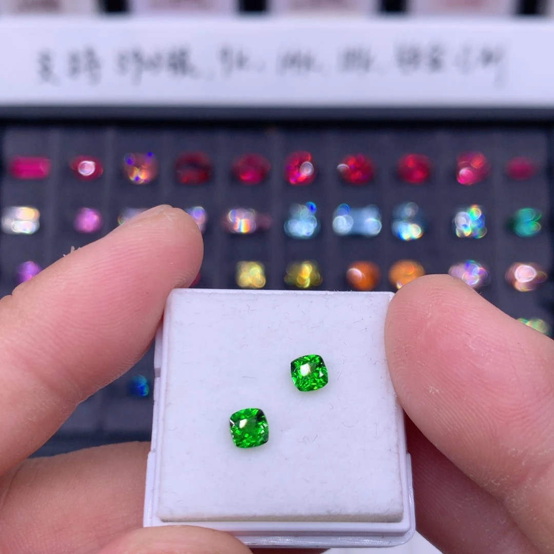 未镶嵌方4裸石2颗透辉石