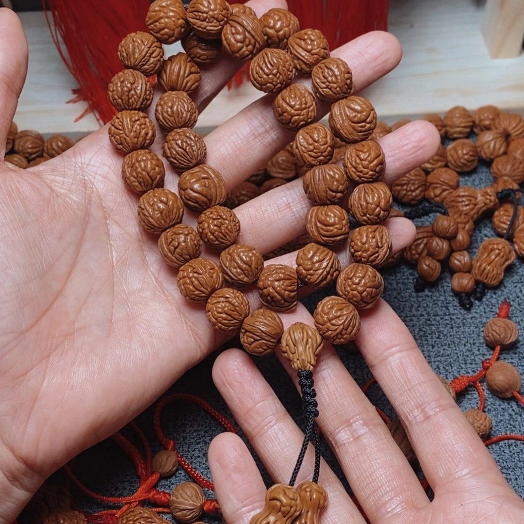 睿***金吊坠桃核桃枭手持1